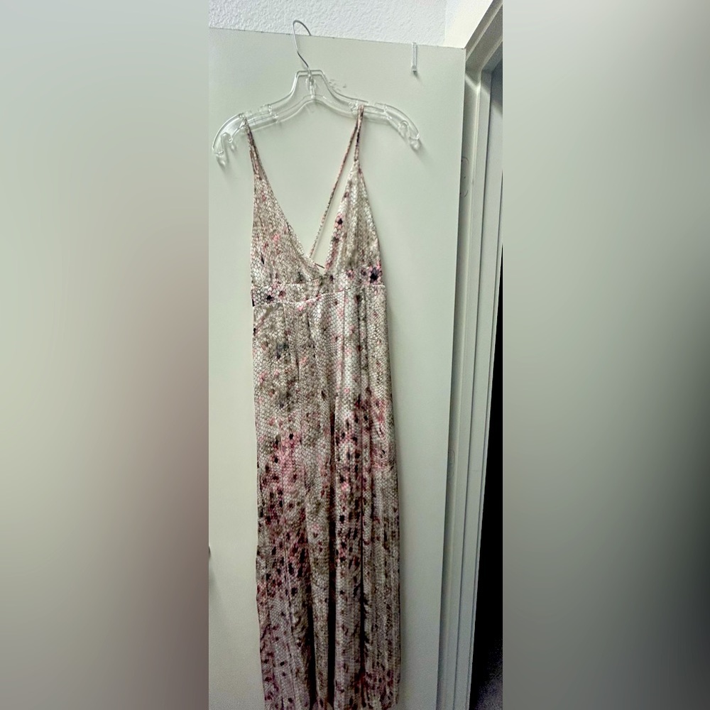 Cute long and comfortable maxi. Perfect for the beach or brunch.